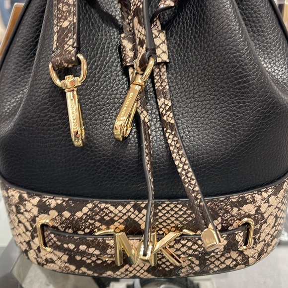 MICHAEL KORS 
Reed Md Pebbled Leather Belted Bucket Messenger Satchel Crossbody - Picture 16 of 16